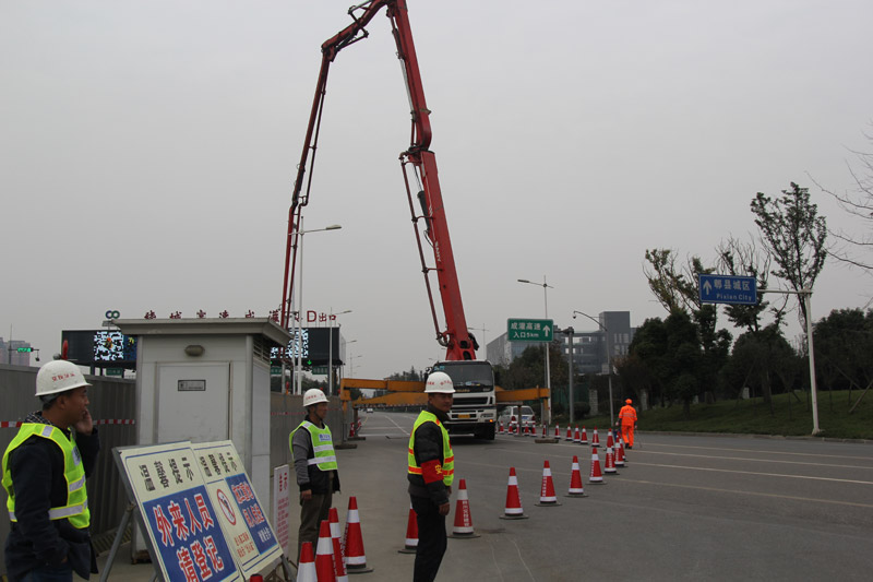 省交投集團董事長朱以莊檢查指導(dǎo)建設(shè)公司繞城收費站BFGZ-1合同段改造工程工作