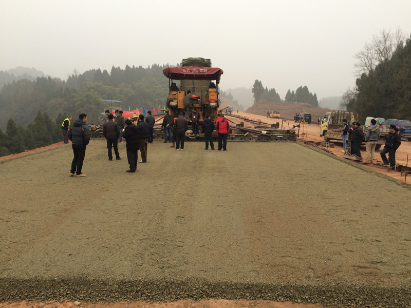 公司遂西高速公路SX1-LM1項(xiàng)目分部級(jí)配碎石墊層試驗(yàn)段成功鋪筑