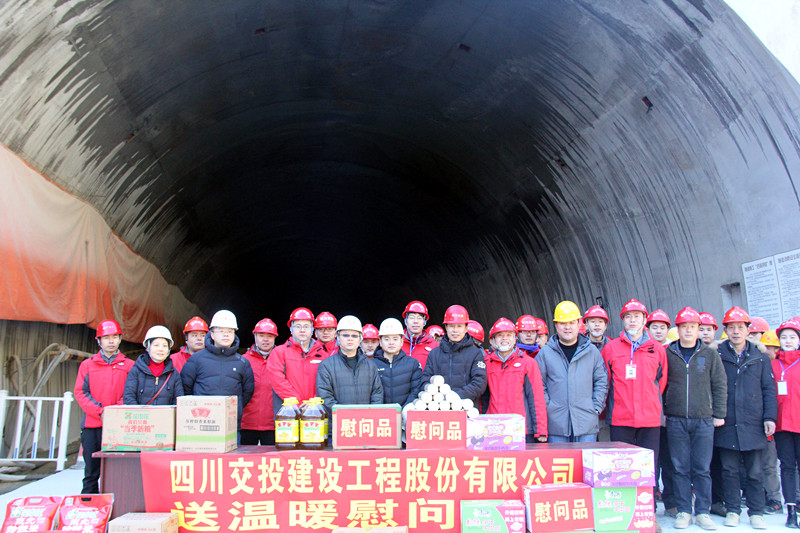 寒冬驅寒送暖 情系施工一線 ——公司工會主席鄭植赴施工現場進行節(jié)前慰問
