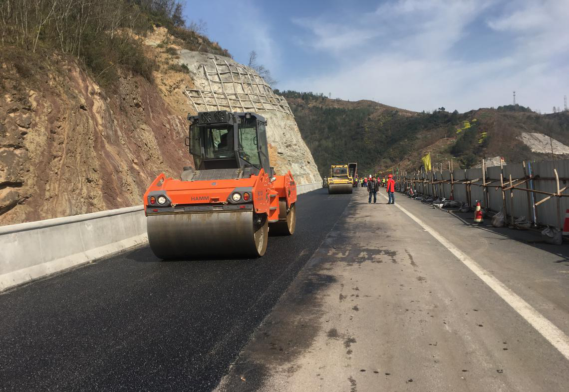 達(dá)陜高速公路百里峽SMA-13路面試驗段鋪筑完成
