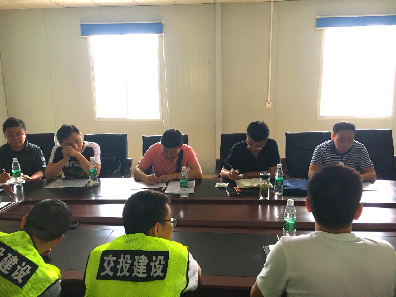 公司副總經(jīng)理何騰一行對(duì)成樂擴(kuò)容建設(shè)項(xiàng)目E2-SG2項(xiàng)目經(jīng)理分部進(jìn)行半年工作大檢查