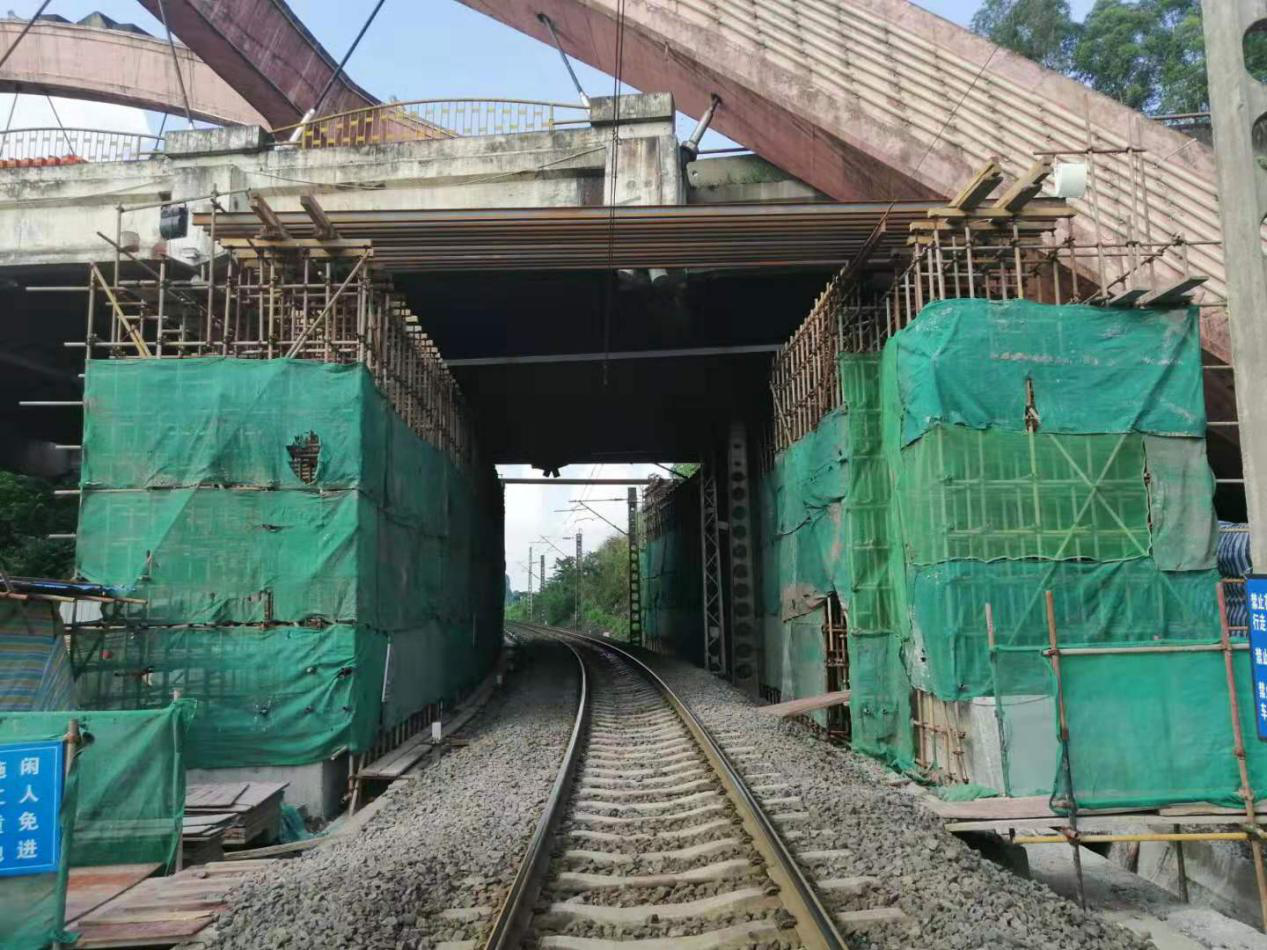 成渝高速公路內(nèi)江提籃拱橋改造工程進入涉鐵部分關(guān)鍵施工階段