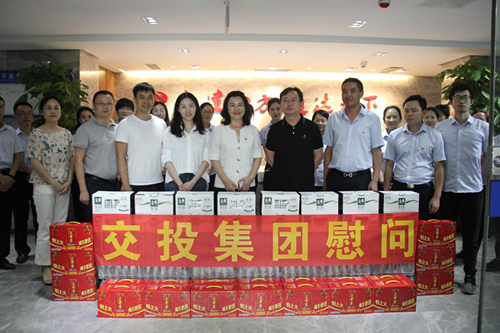 集團公司黨委委員、職工董事、工會主席彭洪赴公司路面分公司開展“不忘初心、牢記使命”主題教育調(diào)研暨“送清涼”活動