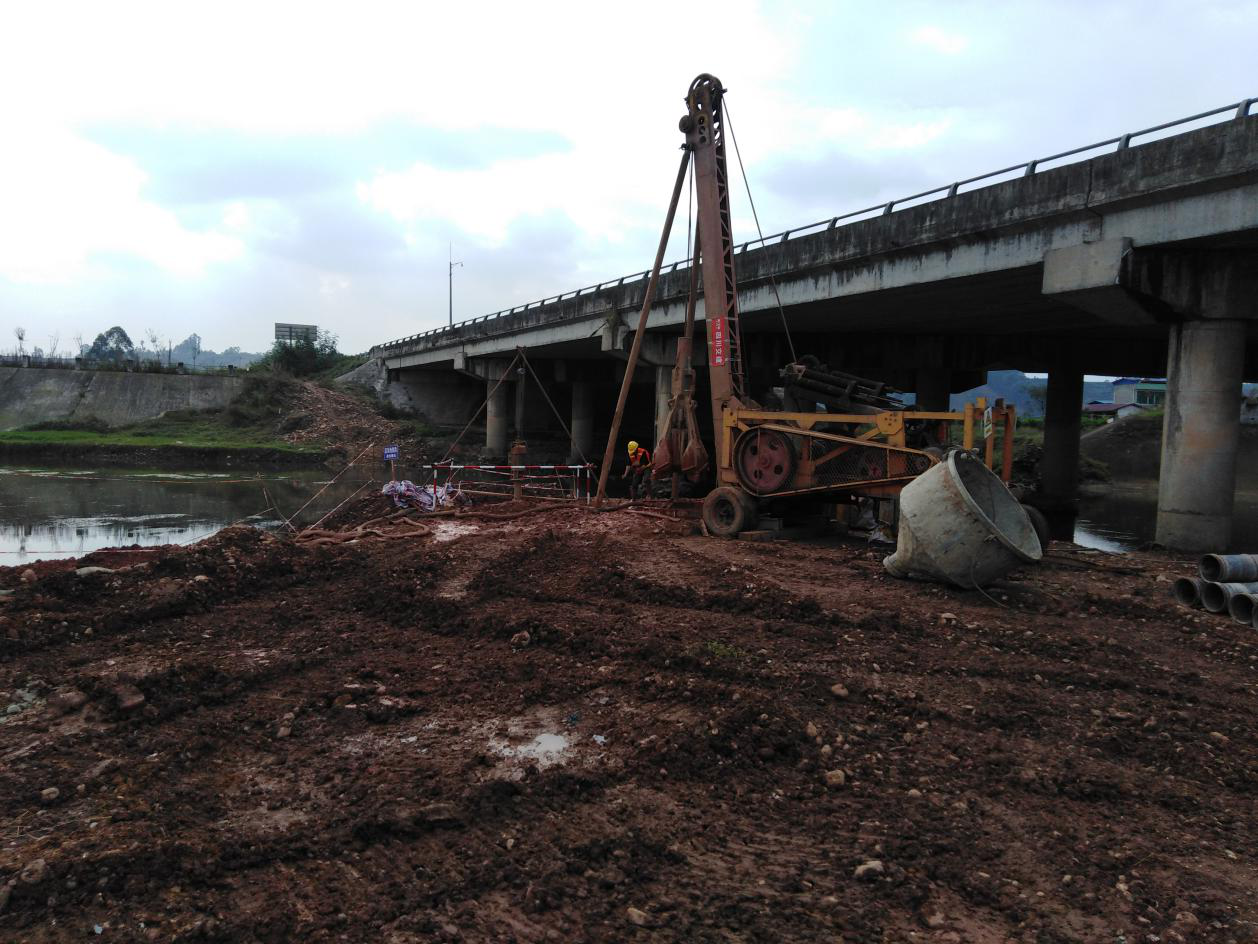成樂高速擴容建設項目E2標段金牛河大橋順利完成首根樁基澆筑