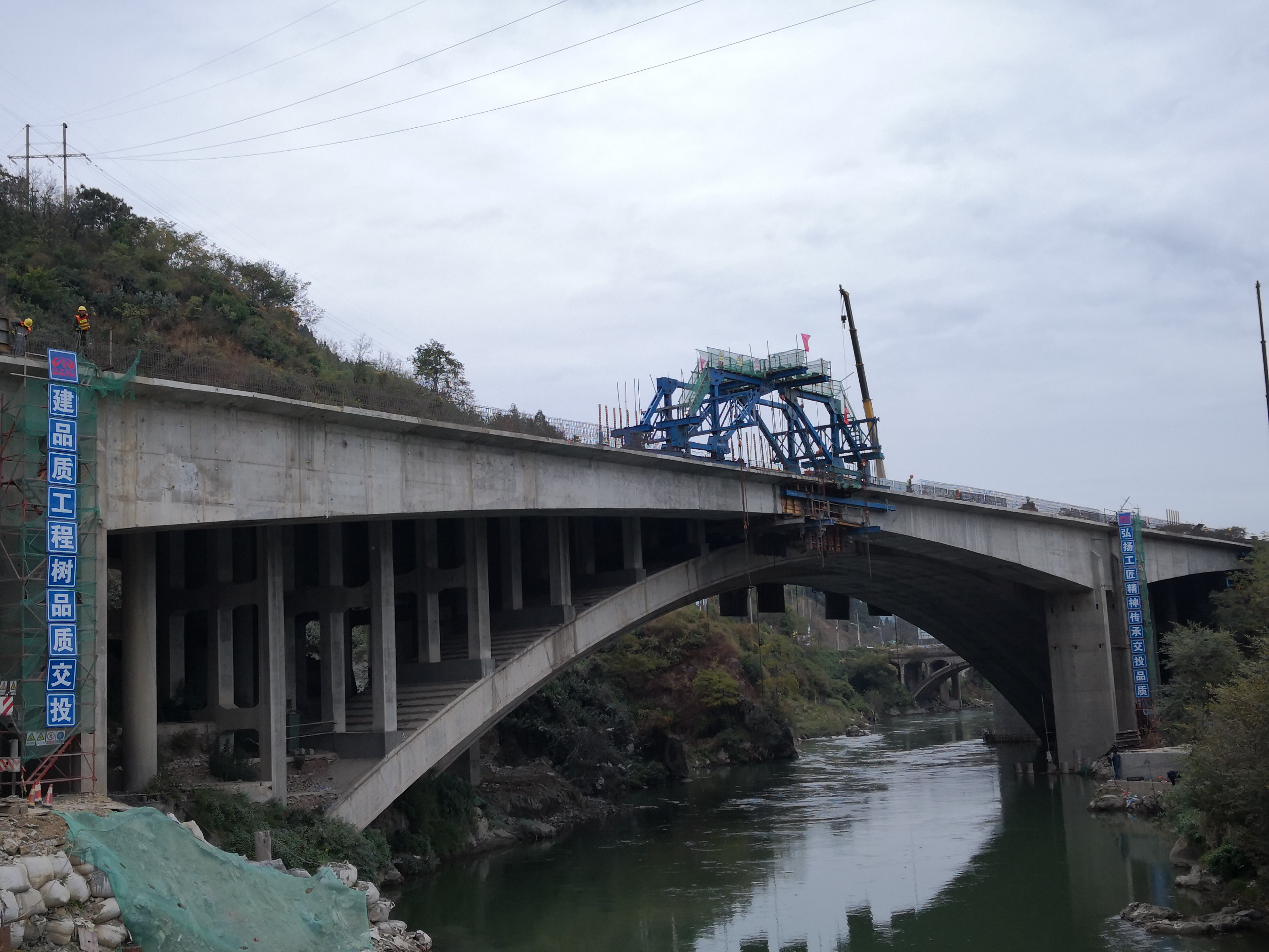 攀西高速瀘黃路加寬改造工程梳妝臺大橋左幅順利合攏