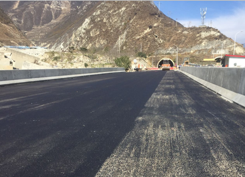 都汶高速公路“8.20”泥石流災(zāi)害應(yīng)急搶險(xiǎn)工程板子溝大橋?yàn)r青路面鋪筑完成