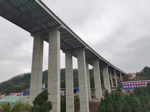成資渝高速TJ5項(xiàng)目最高大橋王家溝大橋下部結(jié)構(gòu)全部完成