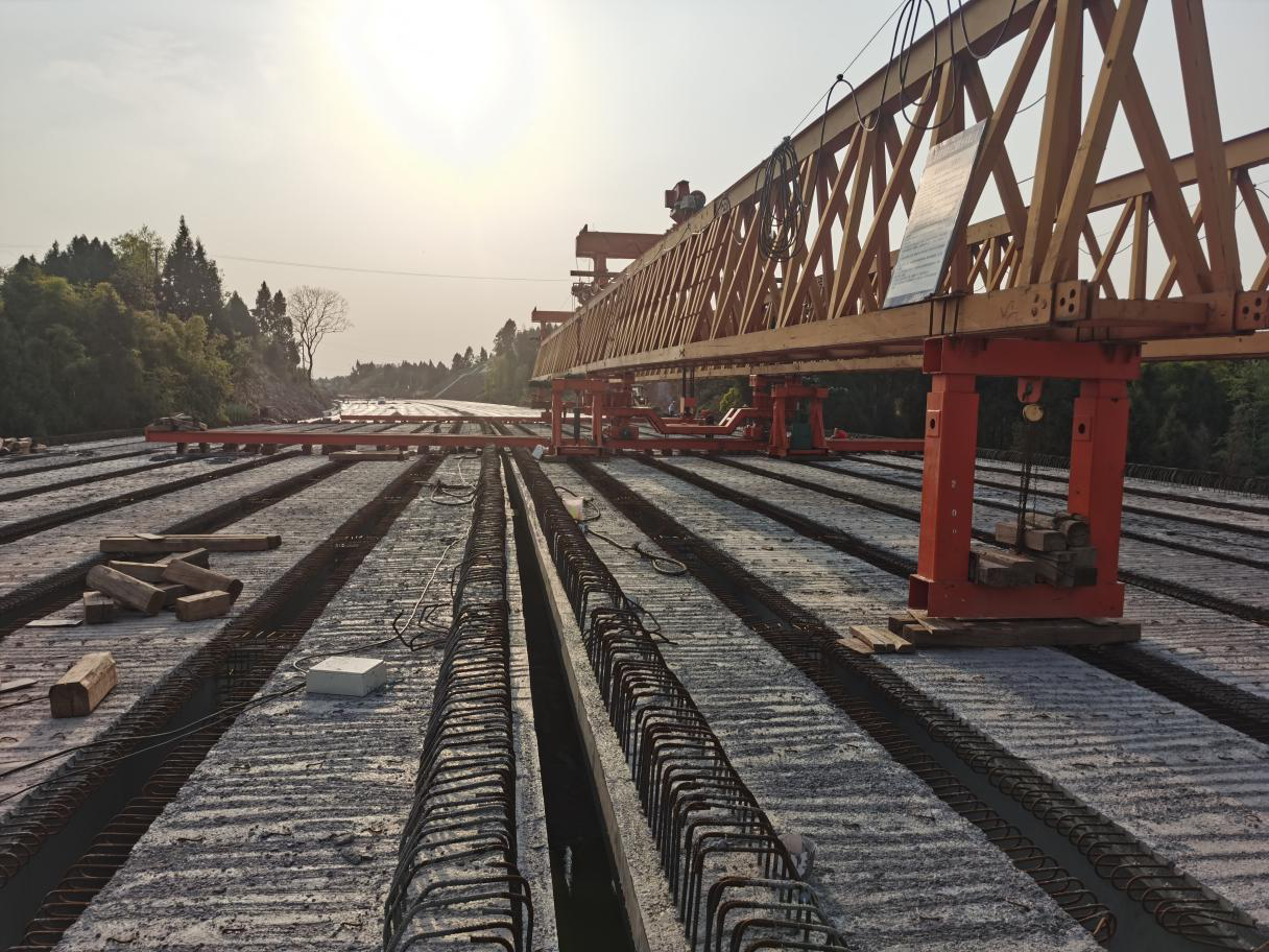 成資渝高速公路TJ5標段李家灣大橋梁板架設完成