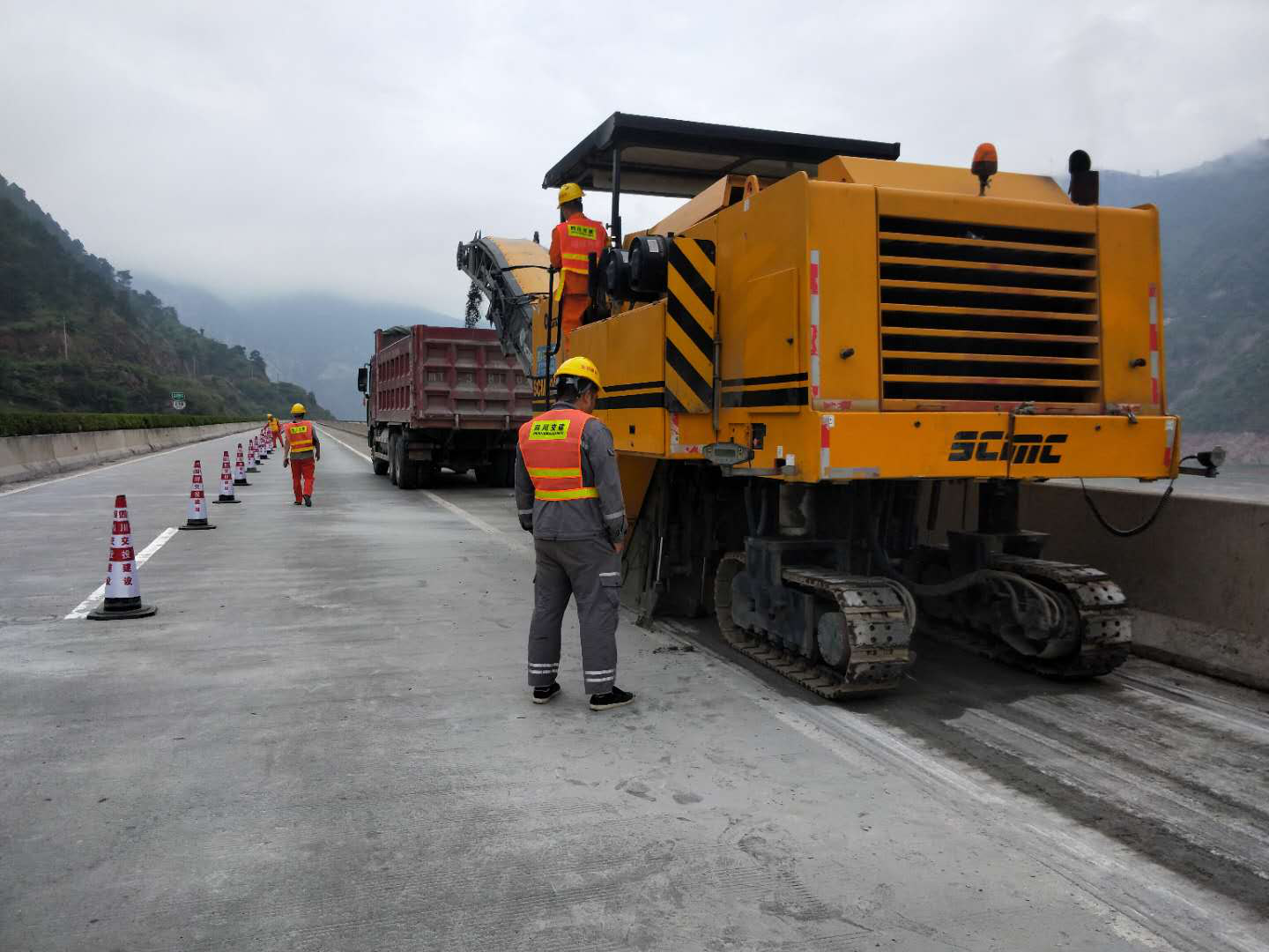 雅西高速公路觀音巖大渡河特大橋橋面超薄磨耗層改造工程進(jìn)場施工