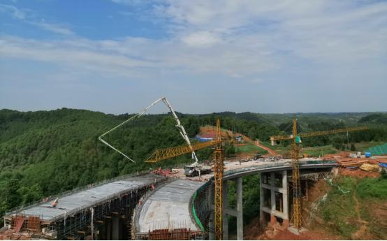 隆興互通B匝道1＃大橋、A匝道中橋現(xiàn)澆箱梁澆筑順利完成.jpg