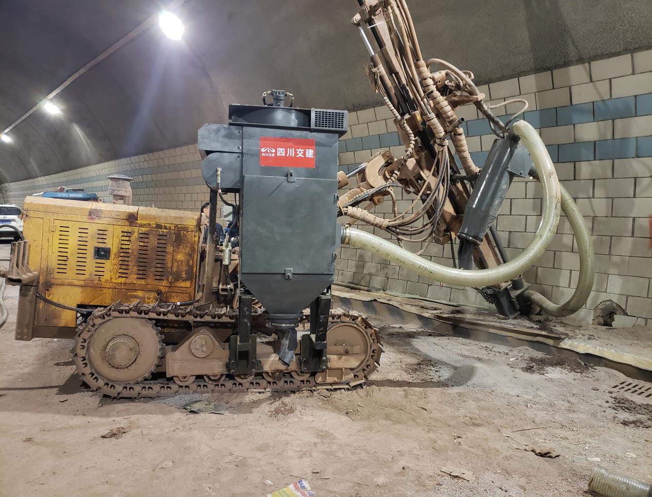 運用新技術  綠色又環(huán)保 —廣巴高速王家山隧道病害處治工程應用鉆孔吸塵新技術
