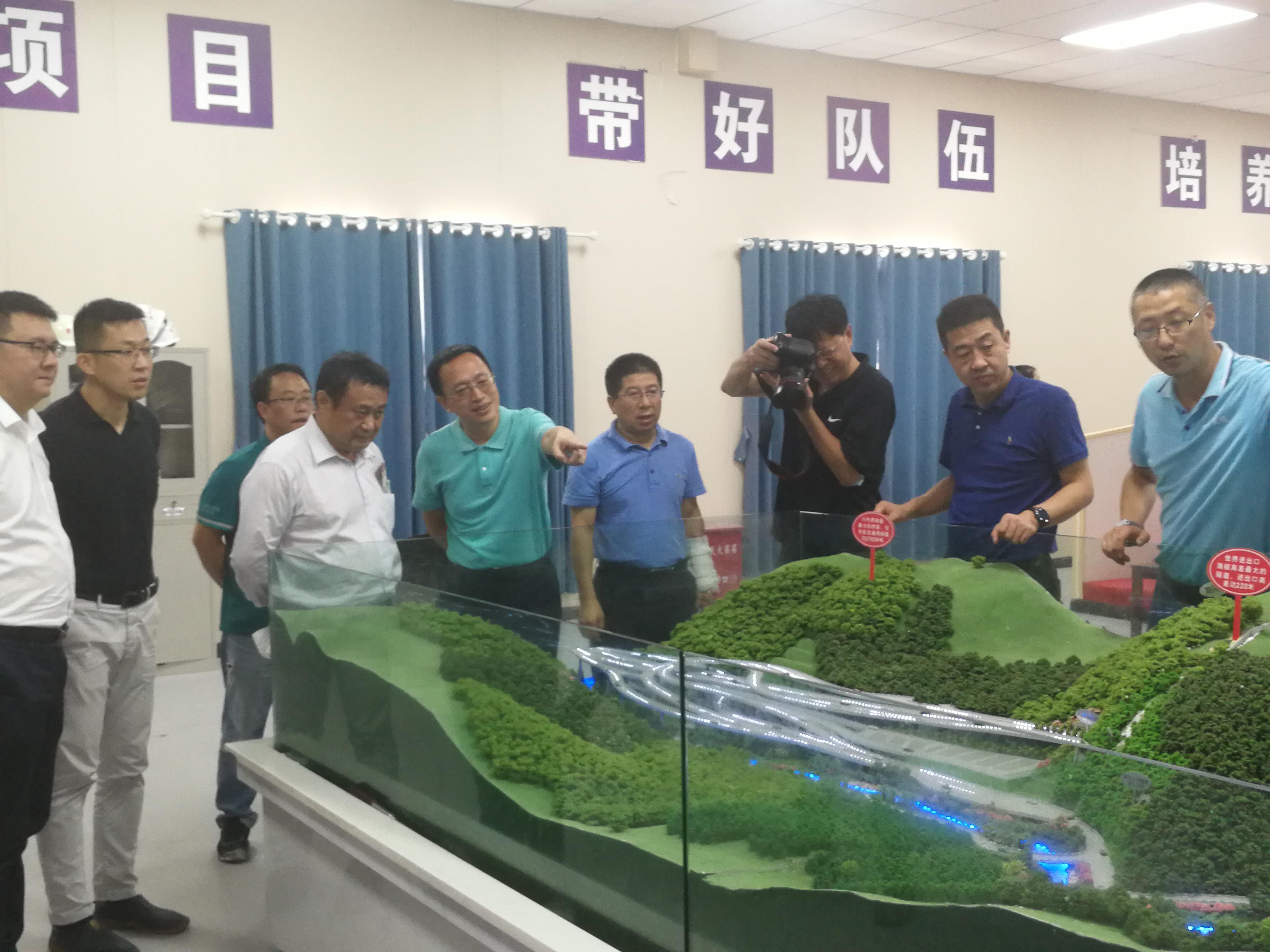 交通運輸部公路科學(xué)研究院院長張勁泉赴雅葉高速康定過境段視察調(diào)研