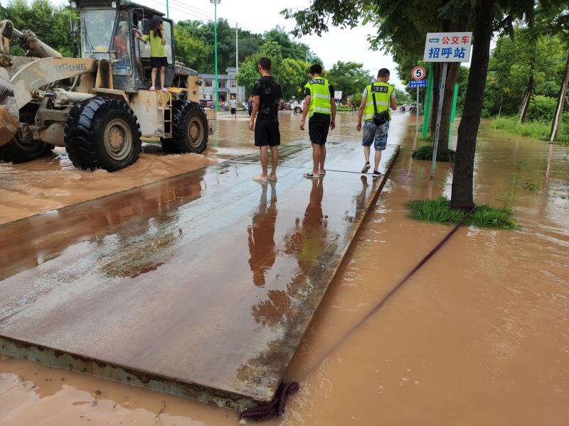 激流勇進(jìn)疏水系 多措并舉保平安  —四川交投建設(shè)成樂(lè)擴(kuò)容項(xiàng)目積極投身地方搶險(xiǎn)救援工作