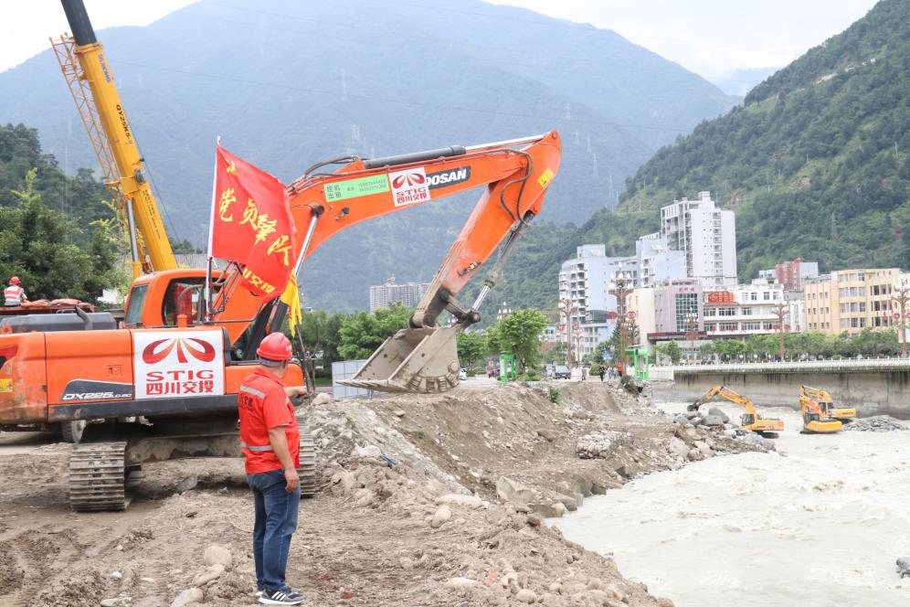 沖鋒在前勇?lián)?防汛搶險踐初心 ---黨旗飄飄，奮戰(zhàn)石棉縣電力路塌方清淤