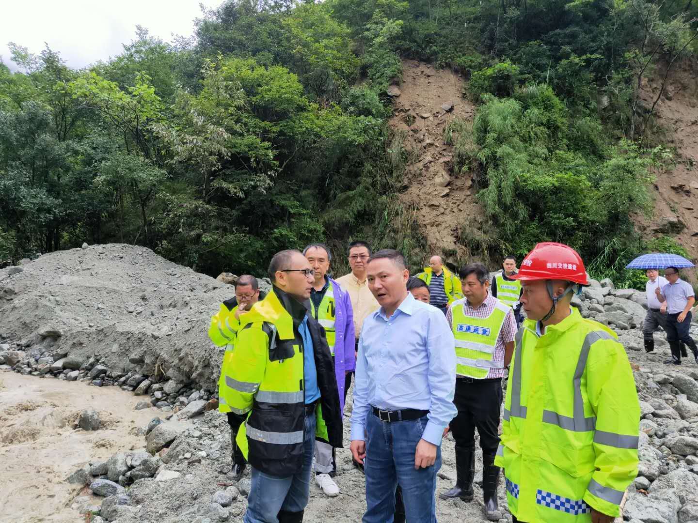 集團黨委副書記、副董事長、總經(jīng)理周黎明一行赴雅西高速擦羅隧道搶險現(xiàn)場查看情況