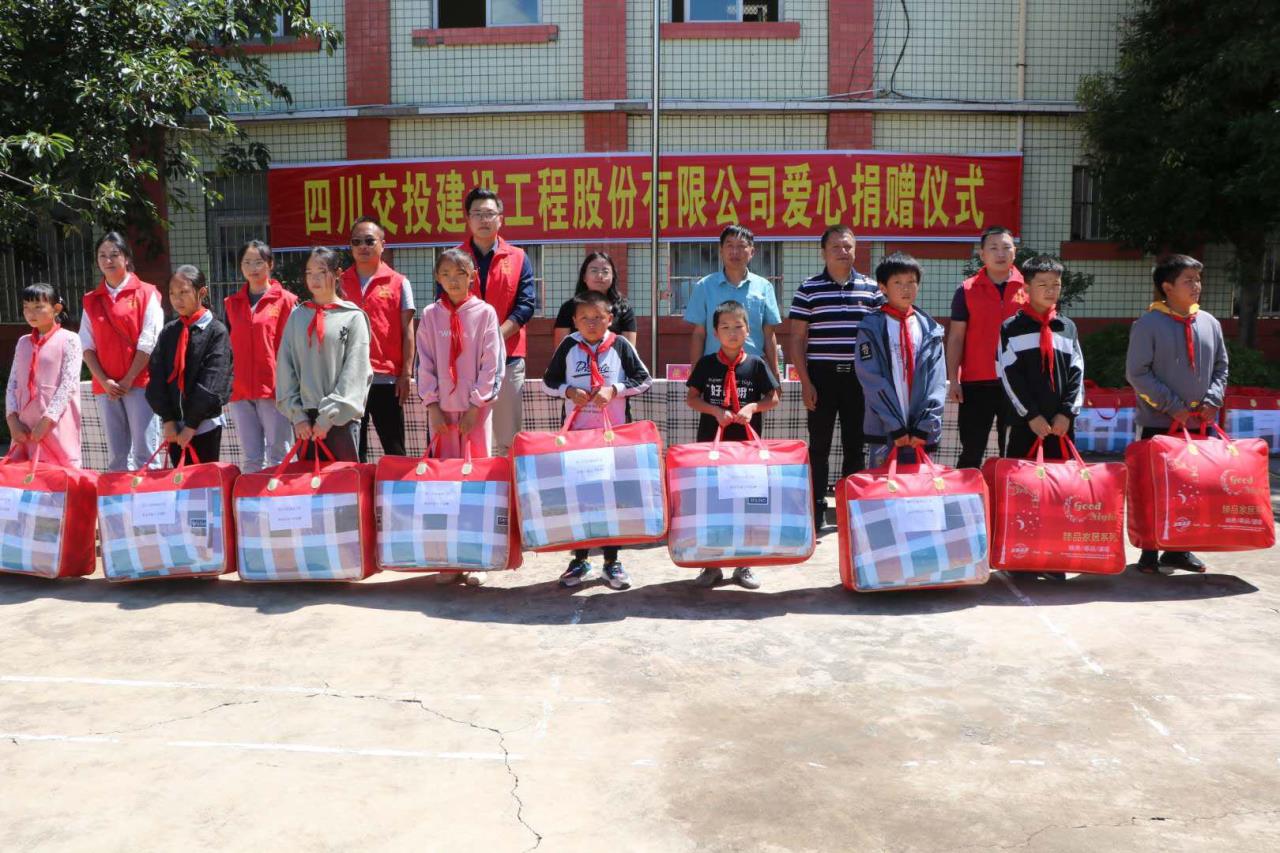 會高速TJ1項(xiàng)目黨員、青年志愿服務(wù)隊(duì)與會理縣團(tuán)委為樹堡鄉(xiāng)中心小學(xué)的同學(xué)們發(fā)放物資。.jpg