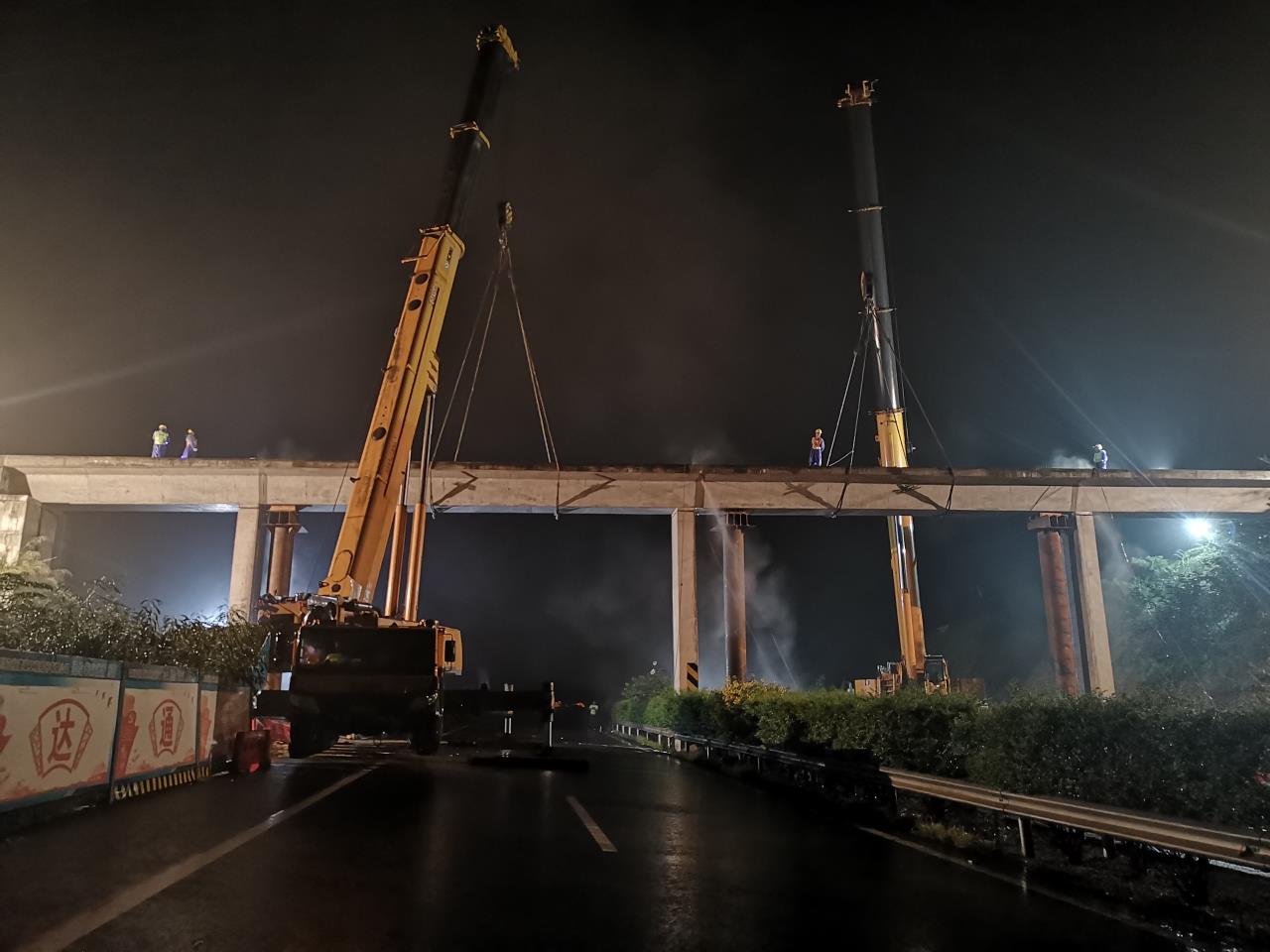 提前4小時(shí)！四川交投建設(shè)安全拆除雅西高速漢源服務(wù)區(qū)人行天橋
