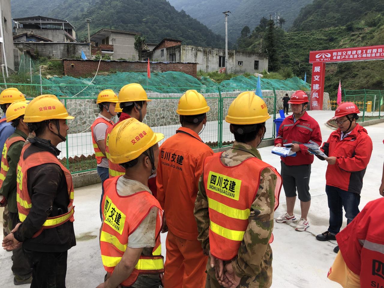 瀘石TJ10項目部相關(guān)負責人向農(nóng)民工宣讀普法知識.jpg