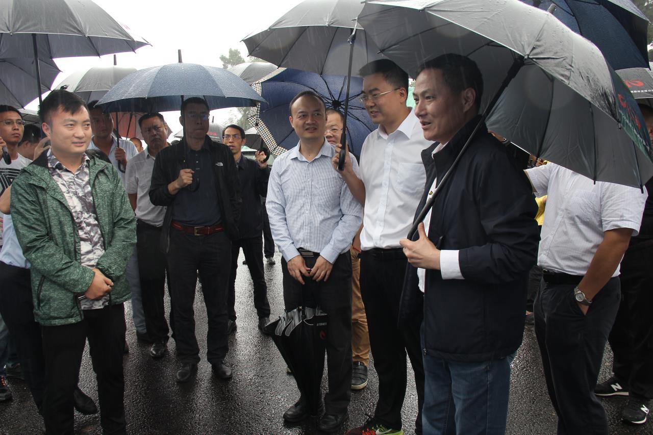 集團公司黨委副書記、副董事長、總經(jīng)理周黎明督導成資渝高速公路建設