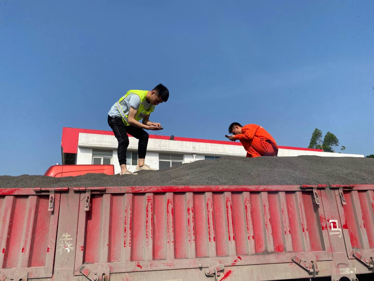 降本創(chuàng)效 青年先行 ——南渝高速微表處青年員工在行動