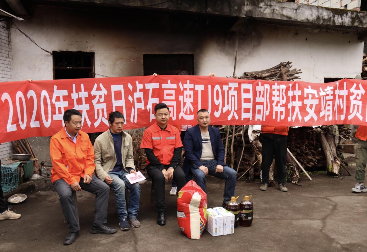 慰問活動(dòng)合影留戀.jpg