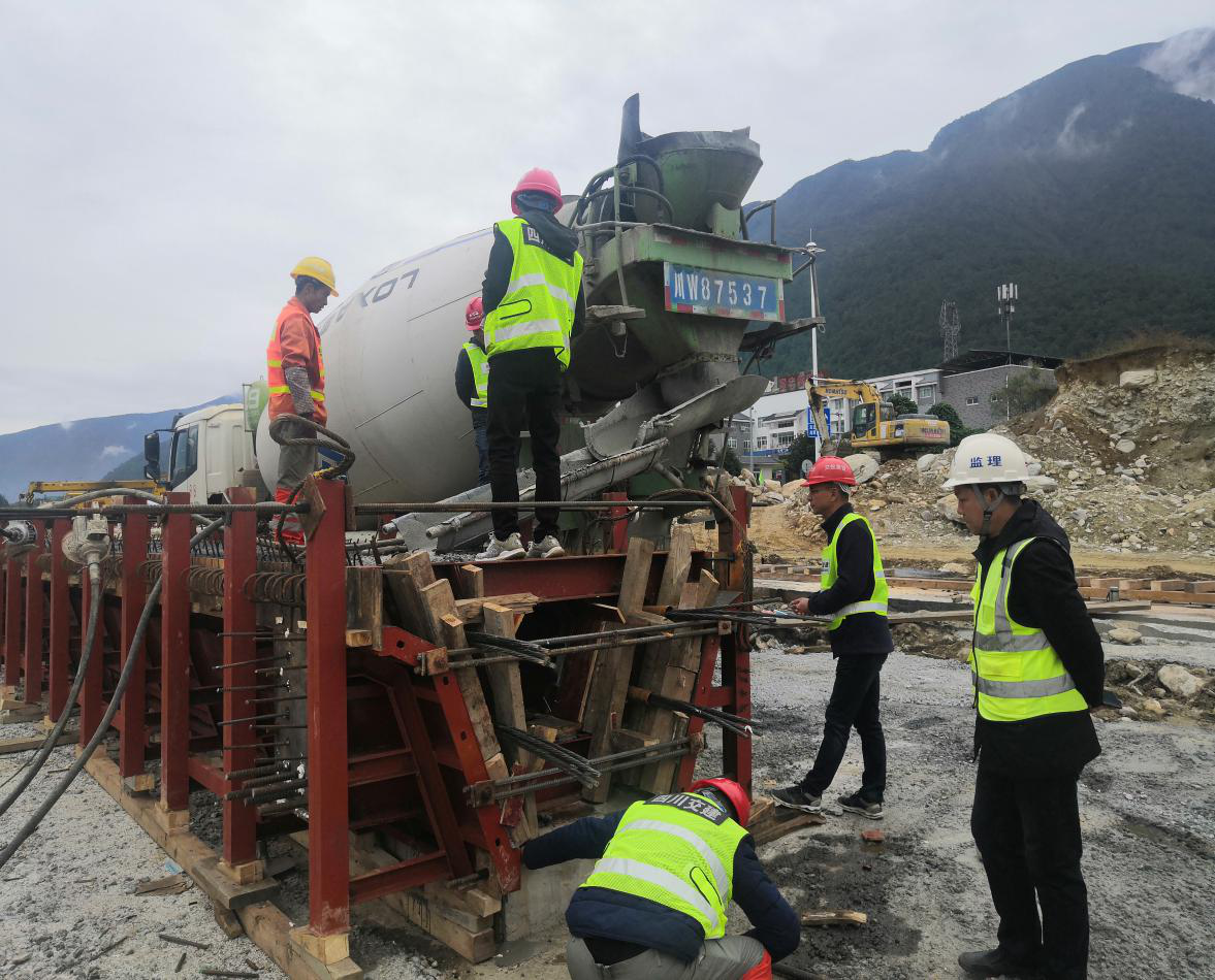 雅西高速公路冕寧收費(fèi)站及連接線擴(kuò)建工程黑山溝中橋順利澆筑第一片預(yù)制梁