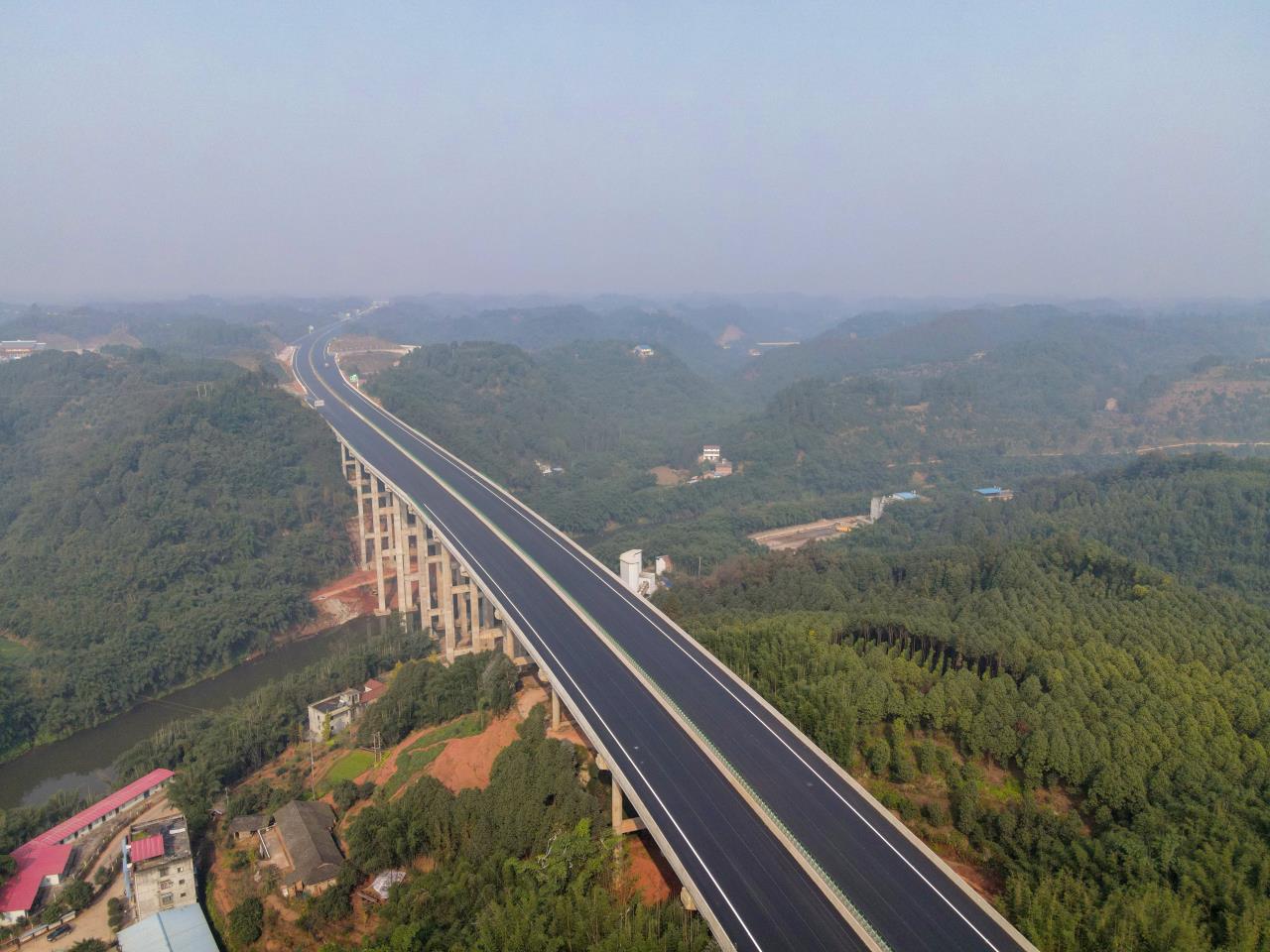 成宜高速榮縣段和宜賓段主線路面雙幅貫通！12月中旬全線通車