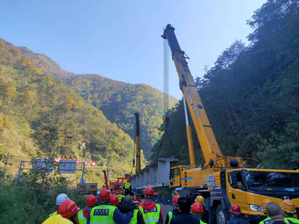 首跨橋梁板運輸?shù)轿?！雅西高速姚河壩災后恢復重建工程梁板架設即將開始