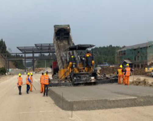 成德南高速公路西平互通路面工程試驗(yàn)段墊層、底基層、基層順利鋪筑