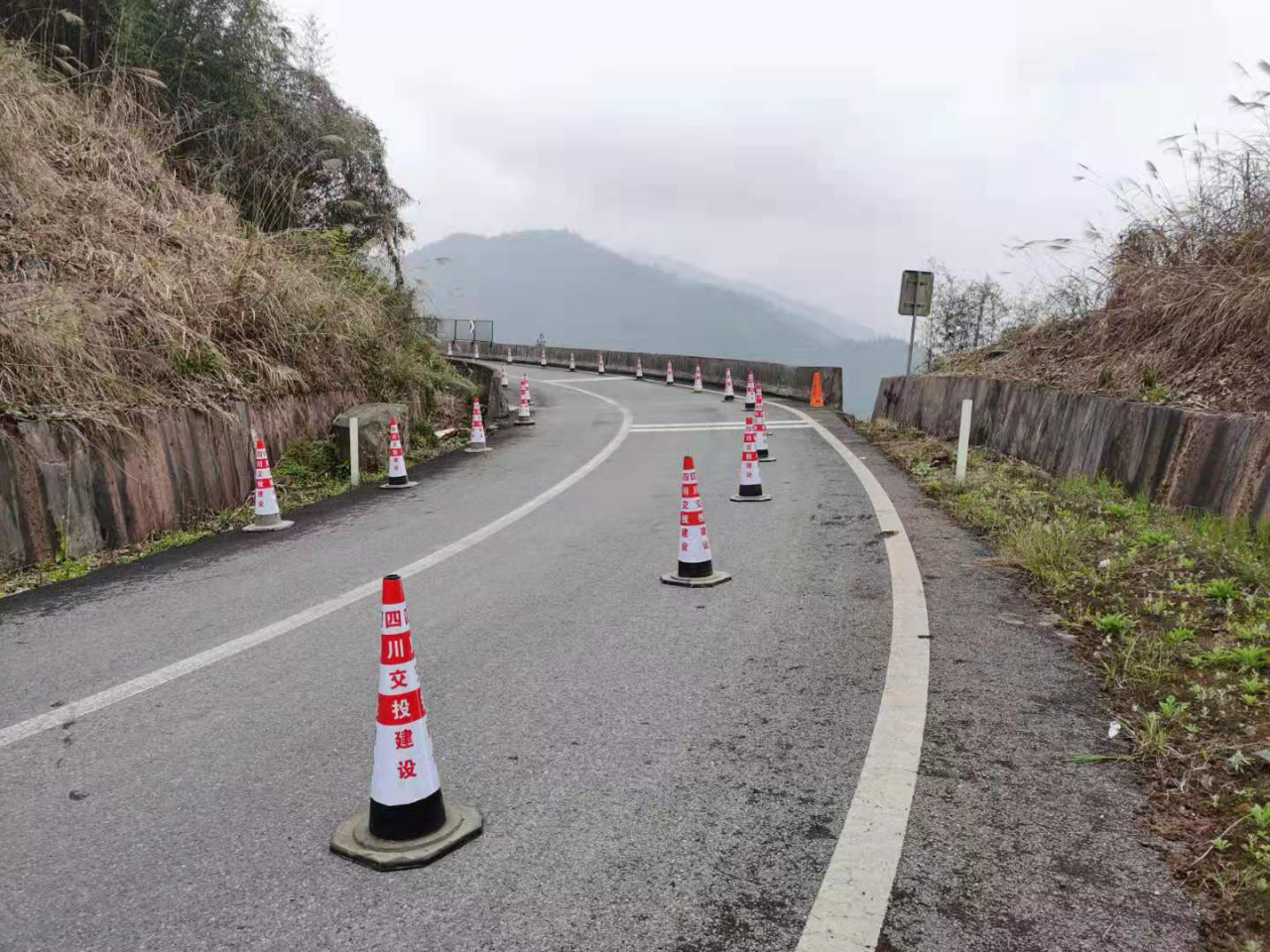 雅西高速獨(dú)柱式橋墩橋梁抗傾覆加固處治工程進(jìn)場(chǎng)施工