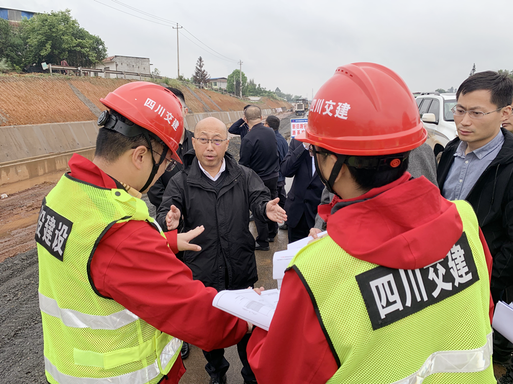 省交投集團到成樂擴容項目眉山段調研指導工作