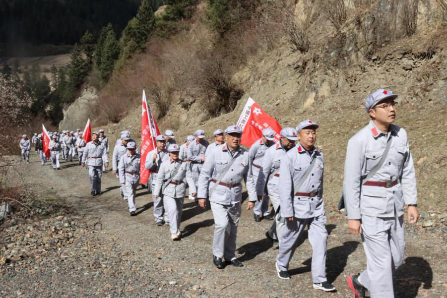 四川交建“關鍵少數(shù)”集中學習黨史前往久馬高速接受“思想充電”