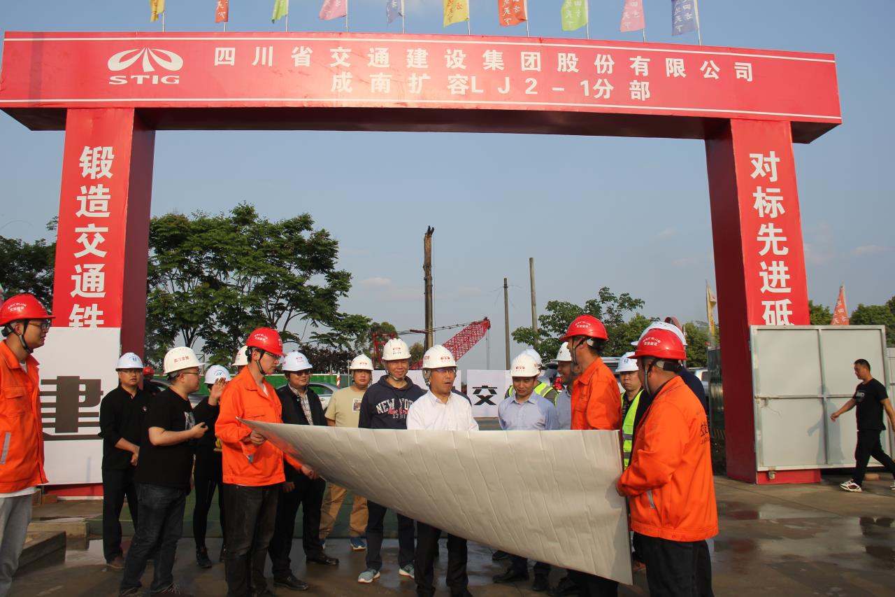 集團(tuán)公司黨委委員、董事李永林一行蒞臨成南擴(kuò)容LJ2-1項(xiàng)目部調(diào)研指導(dǎo)工作