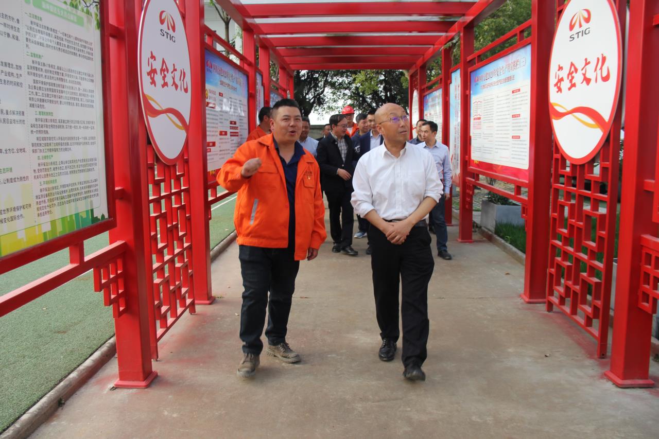 四川交投集團(tuán)黨委委員、董事李永林一行查看項目文化長廊.JPG