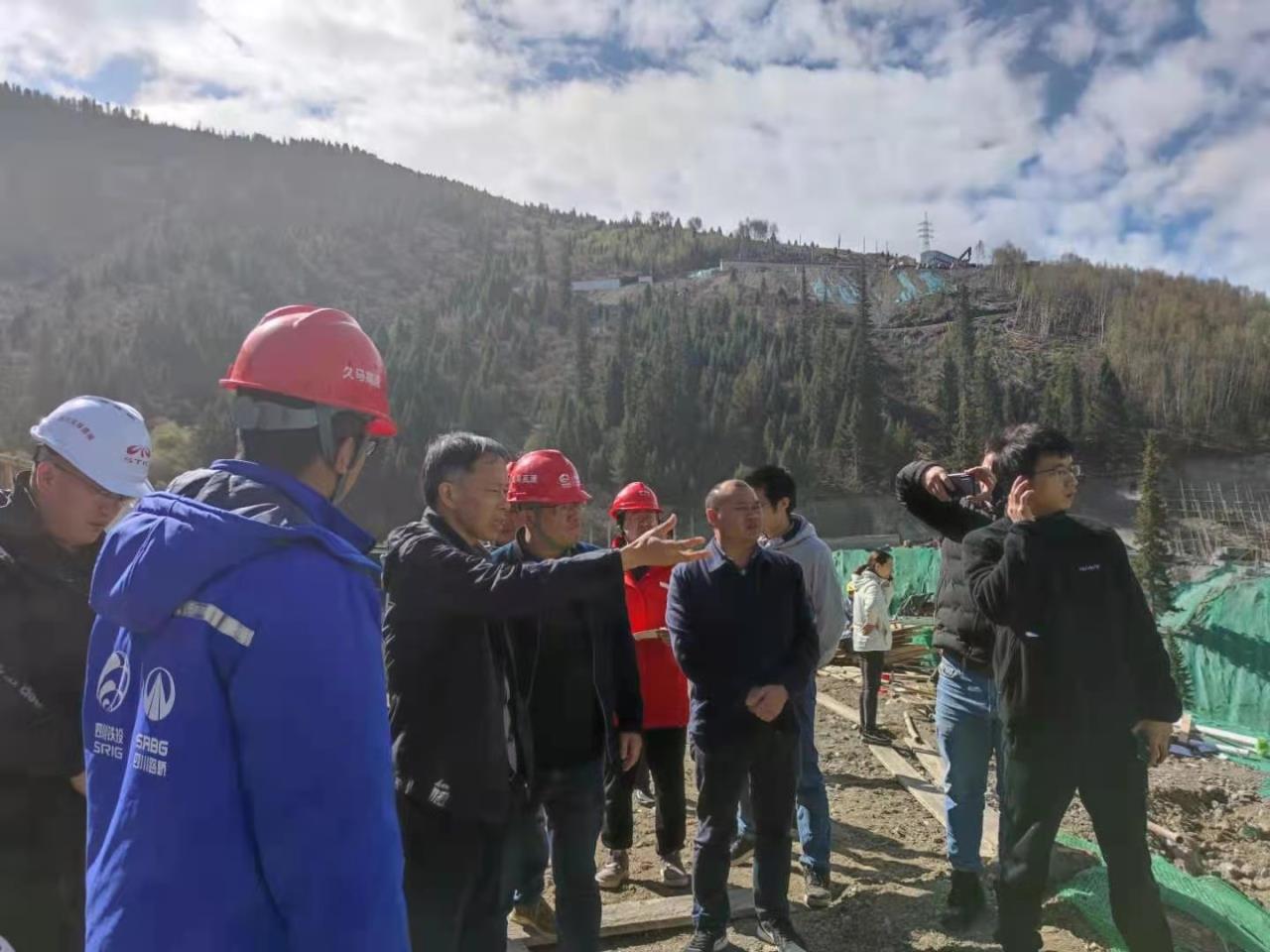 橋梁專家牟廷敏指導(dǎo)久馬高速海子山特大橋施工