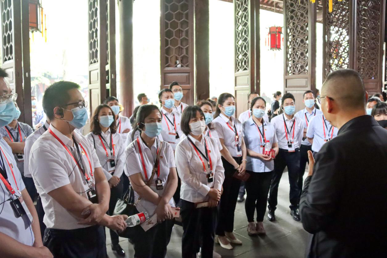 交建公司紀(jì)委：游中品三國(guó) 行中悟清廉 ——四川交建公司到省武侯祠開(kāi)展廉潔教育活動(dòng)