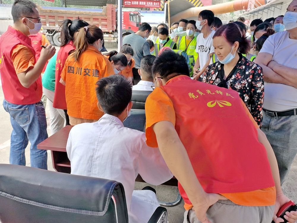 政企聯(lián)合心系民工 深入一線接種疫苗