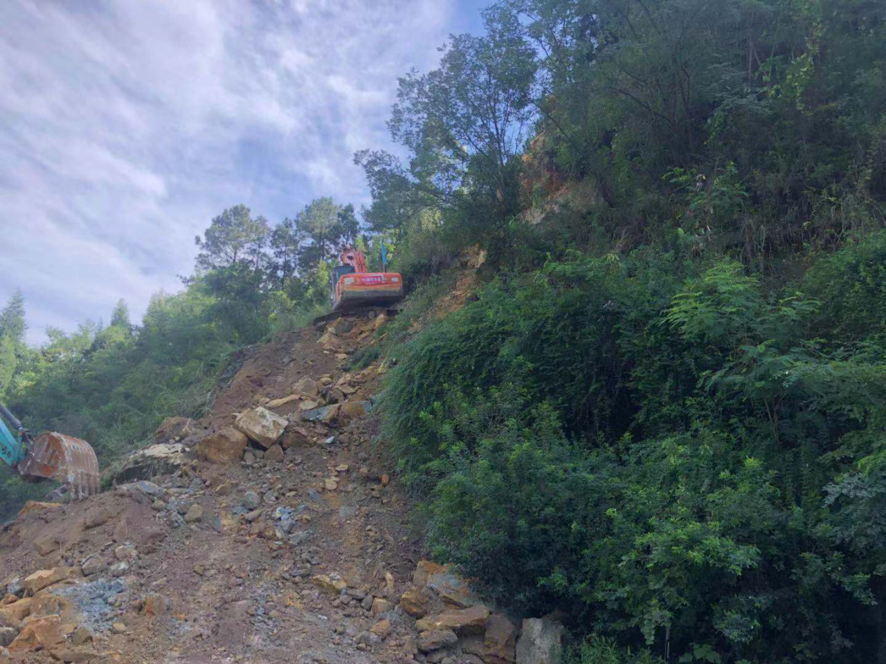 成仁高速山體滑坡，四川交建10小時(shí)搶通道路