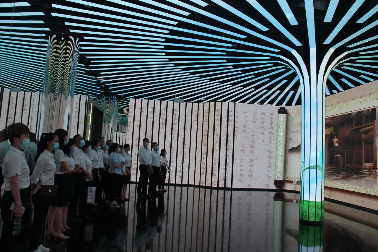展廳觀看家風(fēng)家訓(xùn).JPG
