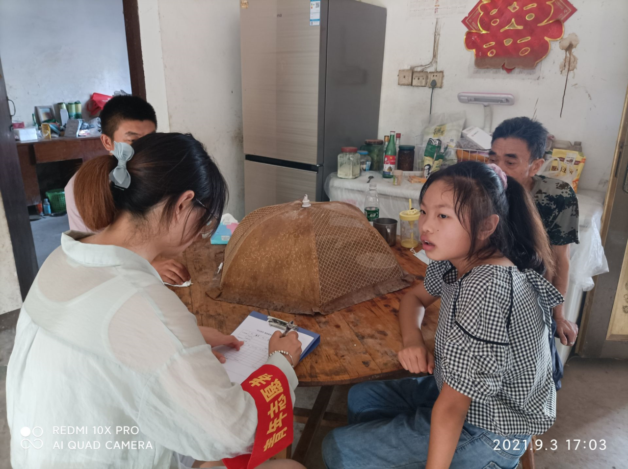 青年團(tuán)員進(jìn)行家庭情況實(shí)地情況調(diào)查2.png