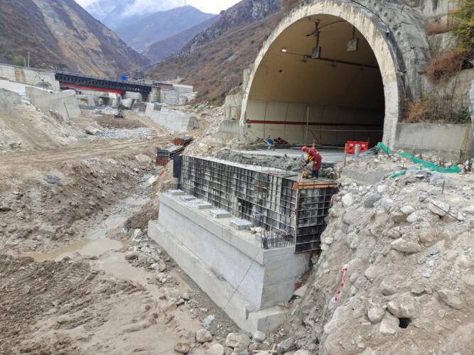 都汶高速公路登基溝大橋、簇頭溝中橋橋臺(tái) 基礎(chǔ)部分順利完成澆筑