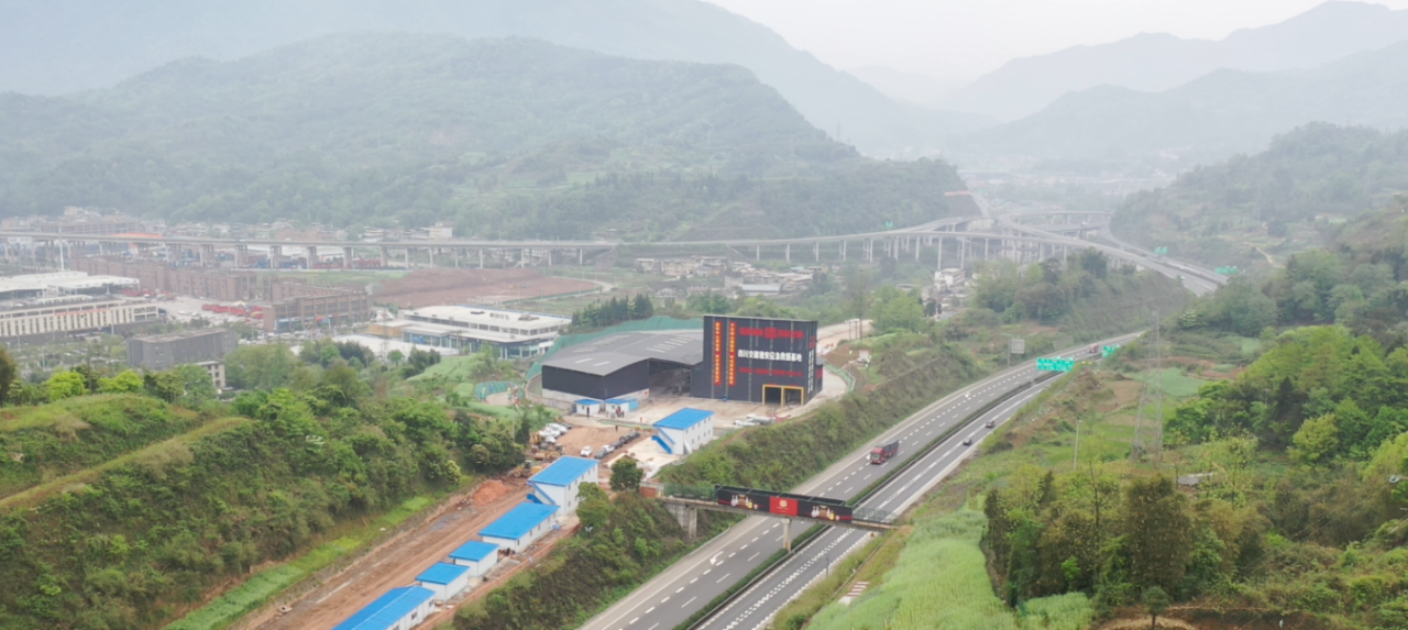 四川交建首個(gè)自建應(yīng)急救援基地試機(jī)成功