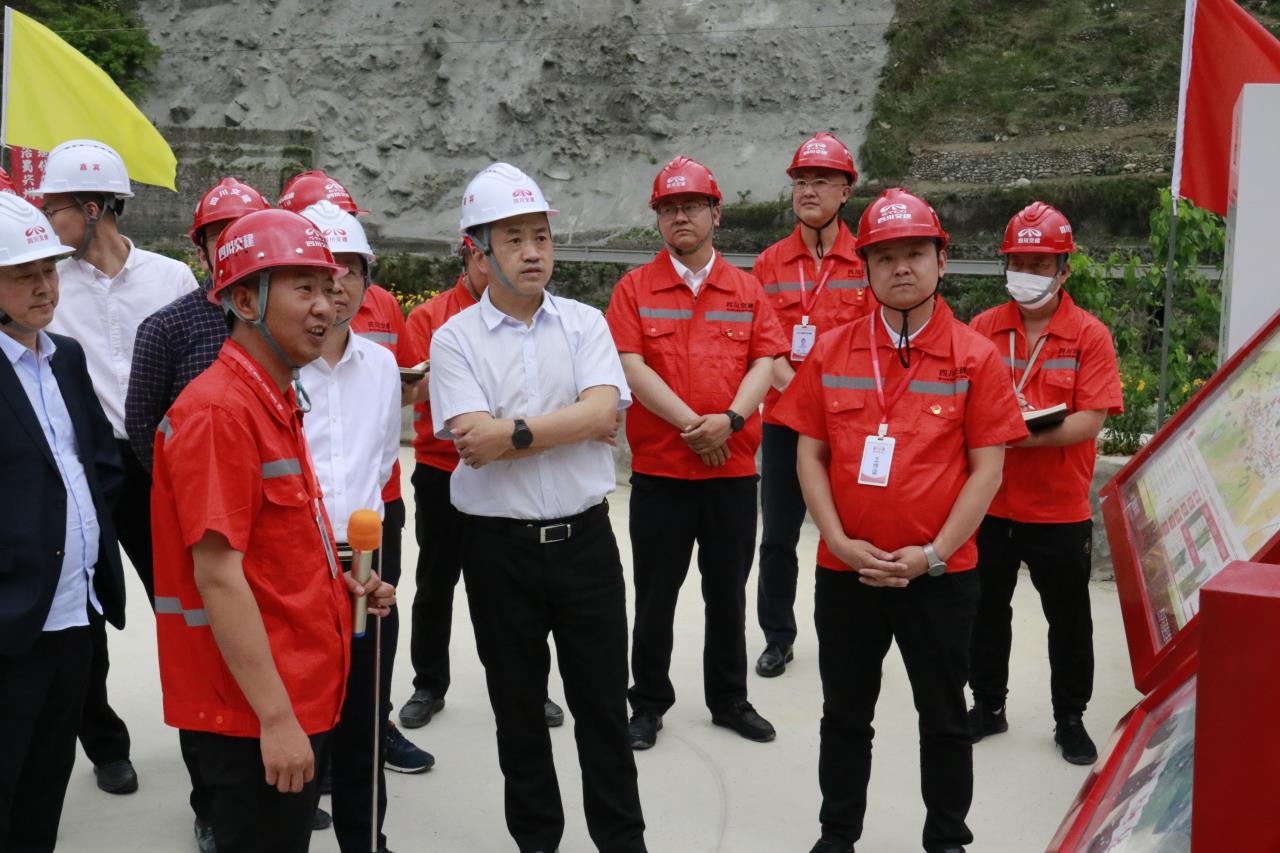 四川路橋股份公司黨委委員、四川交建集團(tuán)黨委書(shū)記、 董事長(zhǎng)張航川赴瀘石高速調(diào)研指導(dǎo)工作