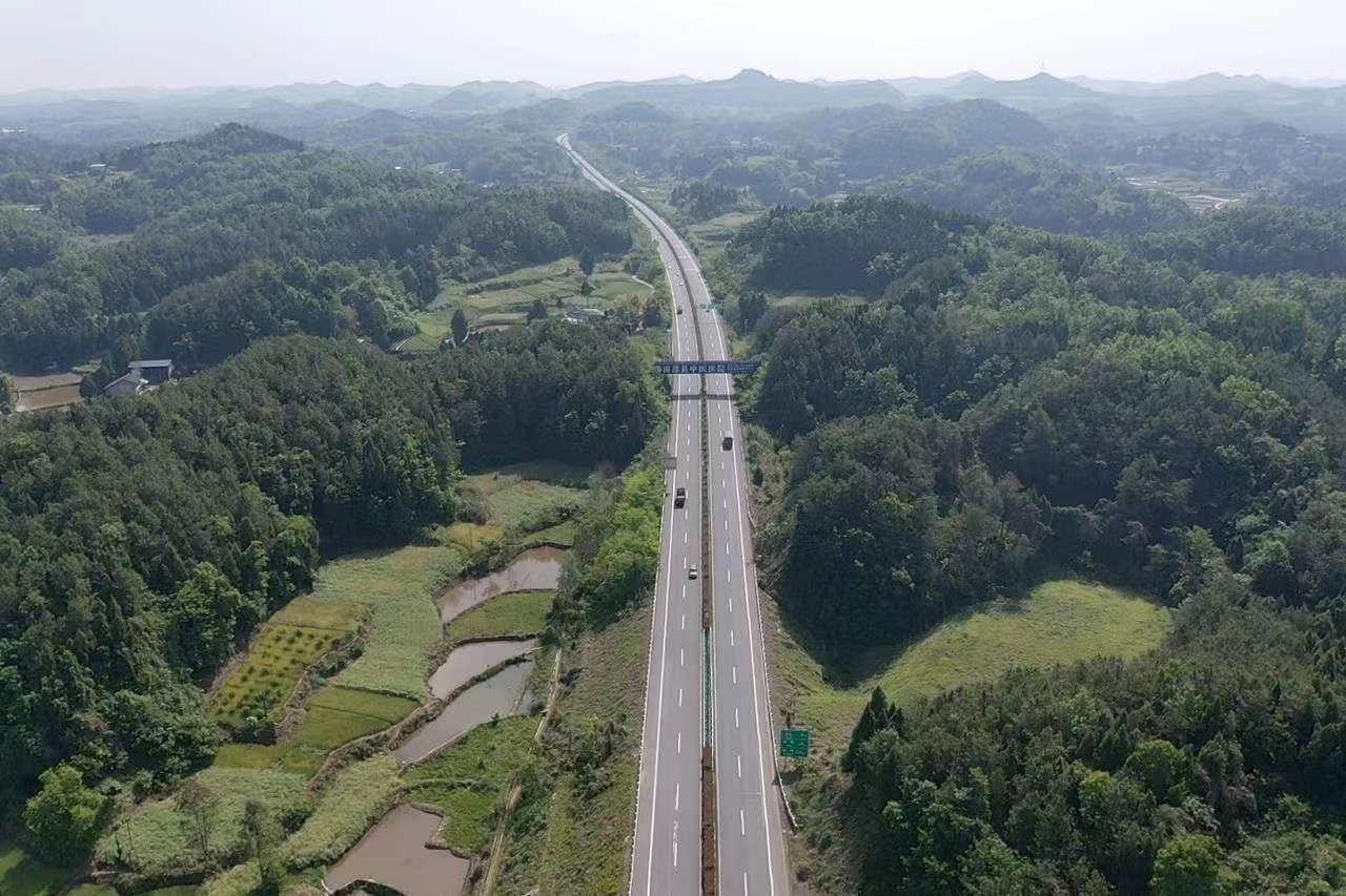 請注意！成德南高速K184左側(cè)應(yīng)急施工，車輛限寬3.75m，請過往車輛注意觀察通行