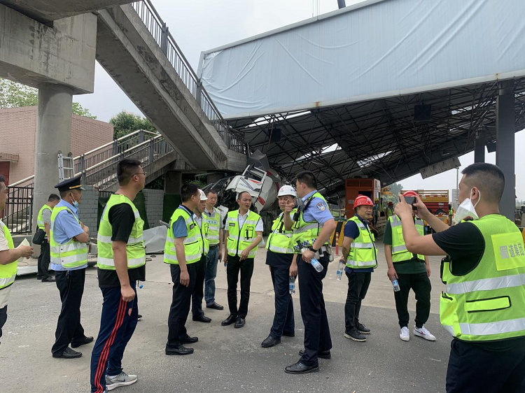 高路建筑公司應(yīng)急搶險(xiǎn)專項(xiàng)小組赴繞城高速事故現(xiàn)場(chǎng)開(kāi)展搶險(xiǎn)應(yīng)急工作