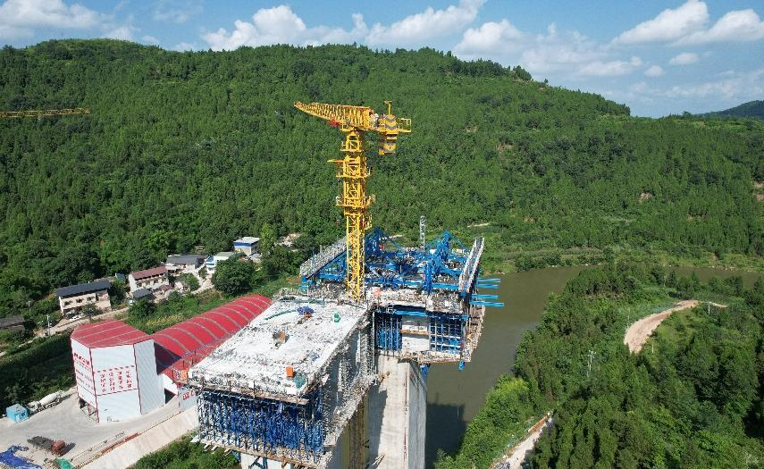 成綿擴(kuò)容項(xiàng)目凱江大橋0號(hào)塊全部澆筑完成