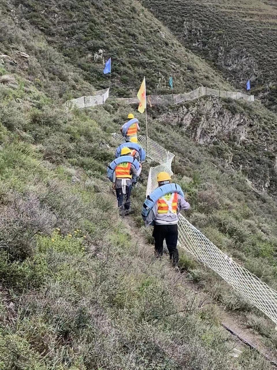 交建集團(tuán)積極投入汶馬高速山體滑坡?lián)屚ūＭüぷ? title=