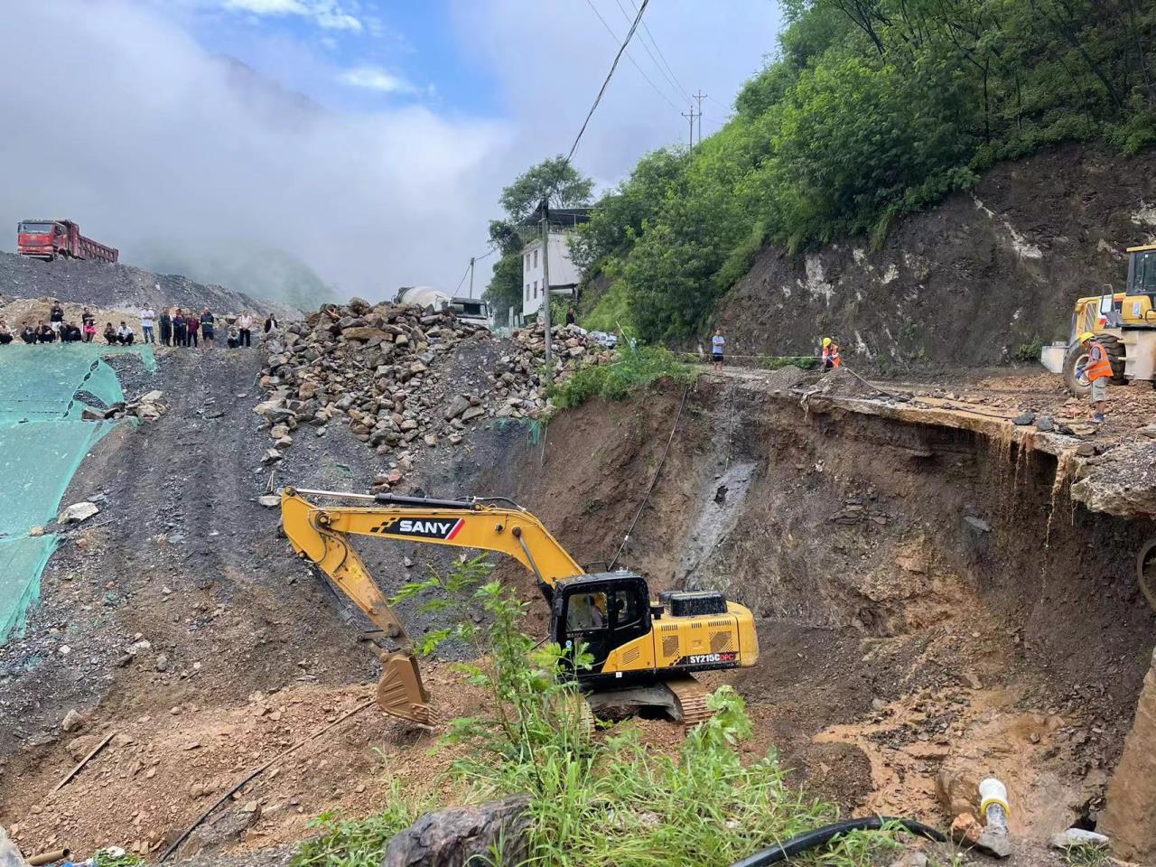 交建集團(tuán)沿江高速服務(wù)地方幫助疏通鄉(xiāng)村道路