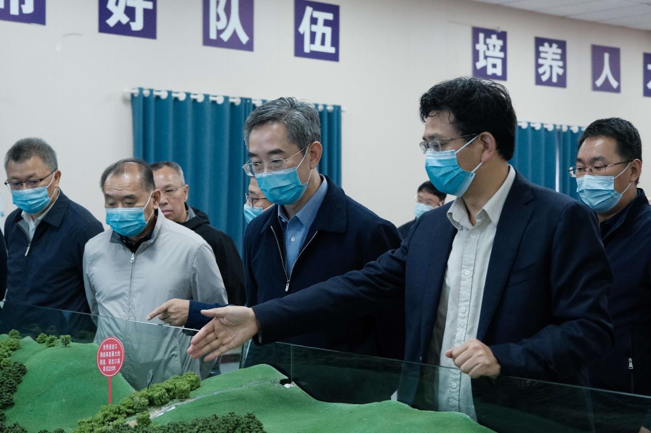 交通運輸部黨組成員、副部長戴東昌一行蒞臨雅葉高速康定過境段調(diào)研指導(dǎo)工作