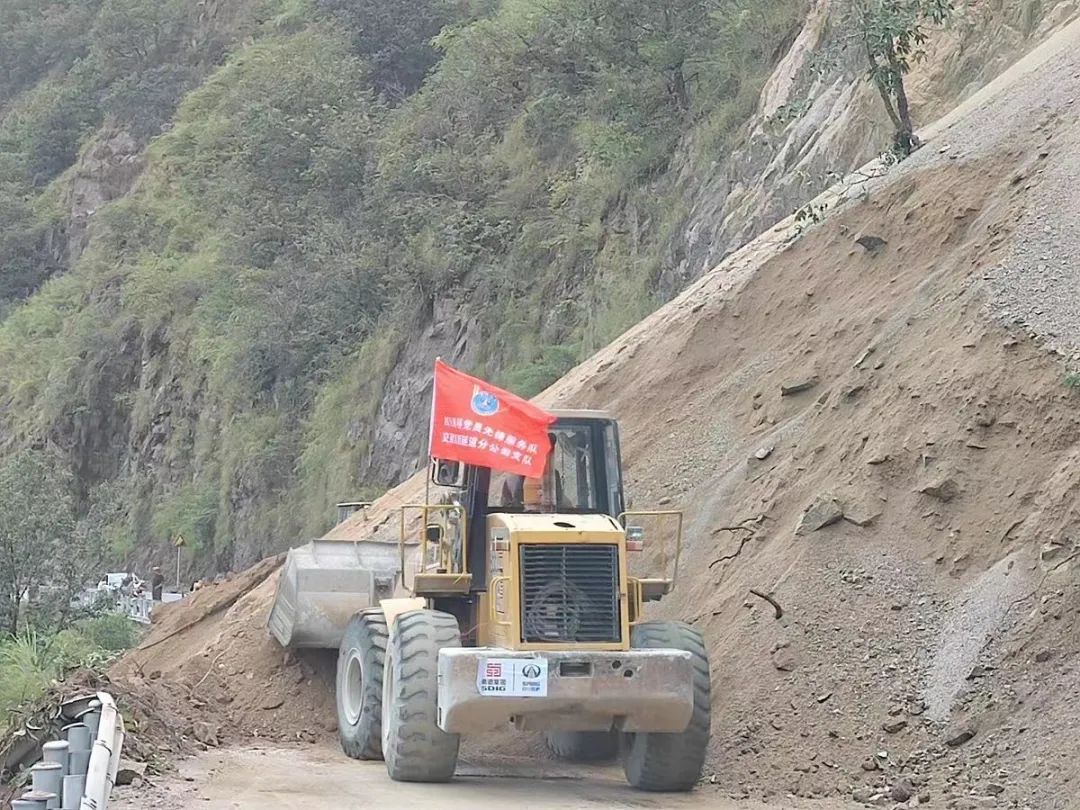 四川瀘定6.8級地震 雅安石棉境內(nèi)多條道路阻斷 交建集團(tuán)沖鋒在前